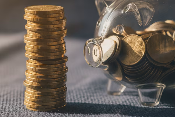 Grafico dei rendimenti dei conti deposito su un tavolo con calcolatrice