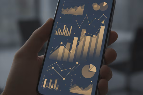Persona che gestisce il proprio conto corrente dall'app bancaria sullo smartphone