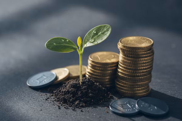 Documenti finanziari e grafico di crescita del risparmio su una scrivania