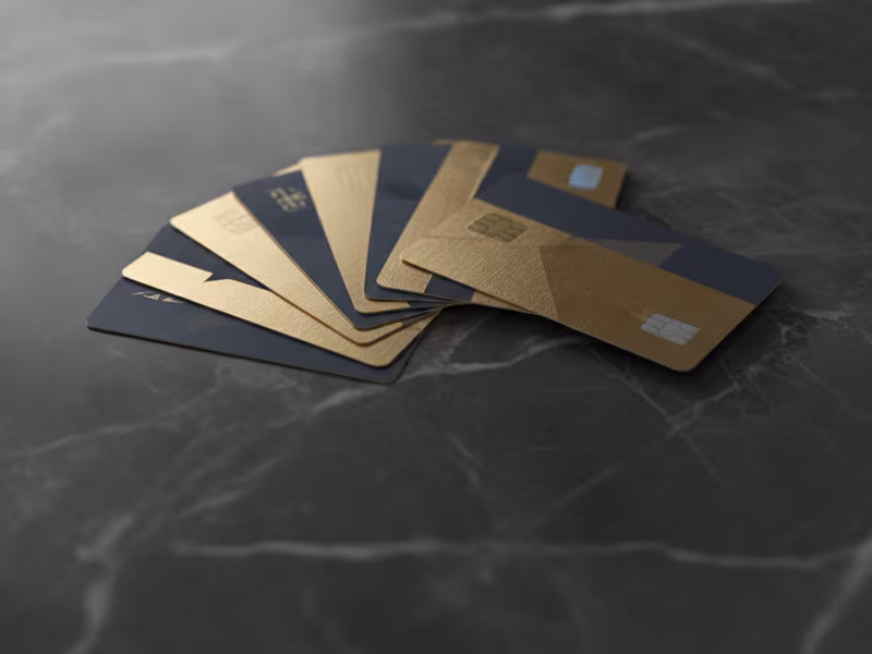 Carta di credito dorata appoggiata su una scrivania in legno